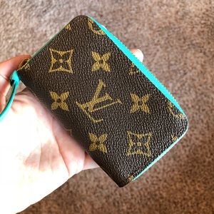 Authentic Louis Vuitton Multicartes in Turquoise
